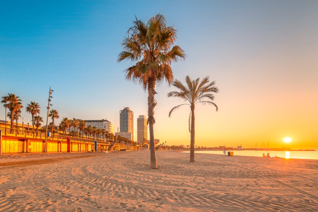 Barceloneta-Strand in Barcelona mit farbenfrohem Himmel bei Sonnenaufgang