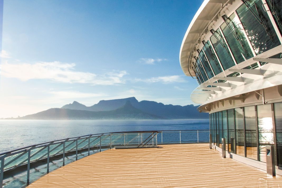 Blick von der EUROPA 2 auf den Tafelberg in Kapstadt, Foto: © Hapag-Lloyd Cruises