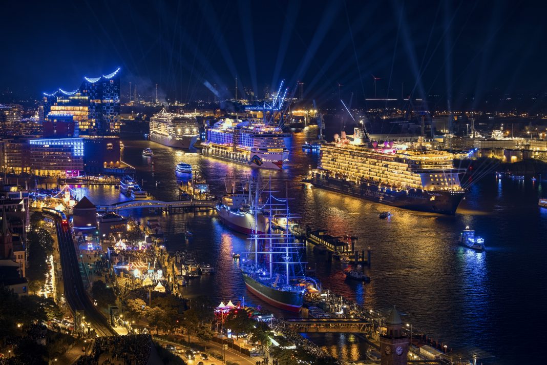 Die Cruise-Days-Auslaufparade mit Mein Schiff 4 im Vordergrund, gefolgt von AIDAperla und MSC Preziosa. Foto: Caroline Bleicken