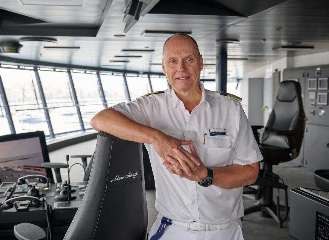 Der finnische Kapitän Jan Gustaf Rautawaara übernimmt das Kommando der Mein Schiff Flow, dem zweiten Neubau der InTUItion-Schiffsklasse von TUI Cruises. Foto: © TUI Cruises