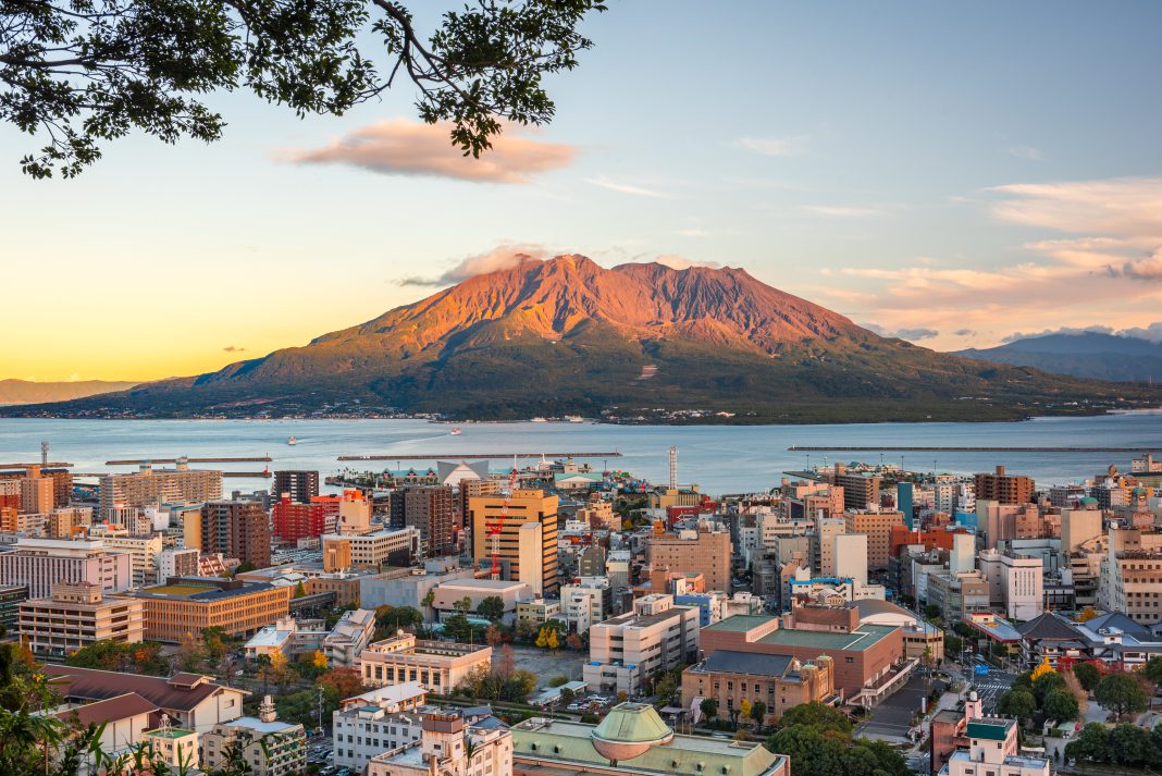 Kagoshima, Japan mit Sakurajima Vulkan, Foto: © Sean Pavone -Getty Images / Costa Kreuzfahrten