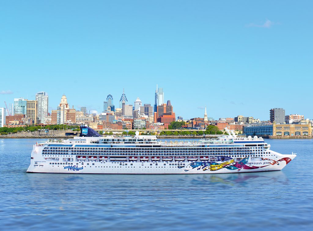 Norwegian Jewel vor der Silhouette von Philadelphia, Foto: © NCL (Rendering)
