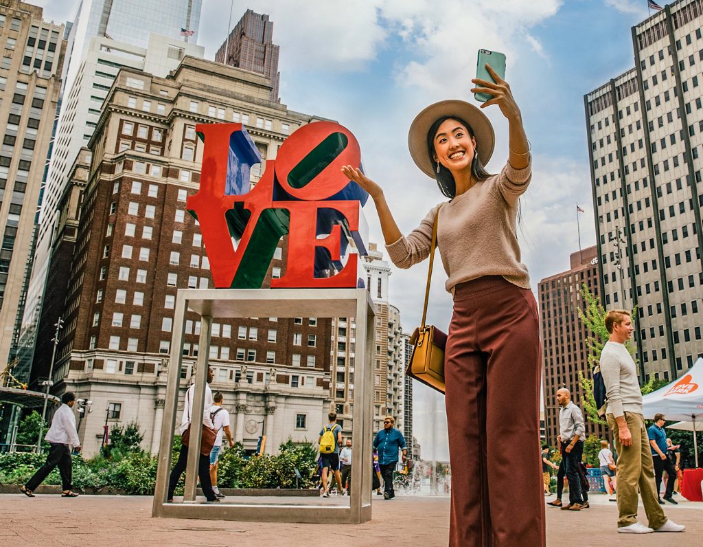 Love is all around in Philadelphia. Die ikonische LOVE-Statue befindet sich in Center City im LOVE Park, auch bekannt als John F. Kennedy Plaza. Foto: © PHLCVB