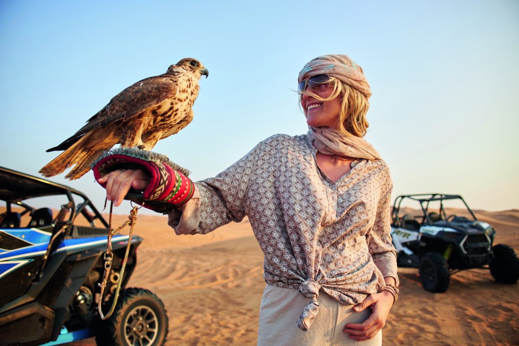 Frau mit Falke in der Wüste von Dubai, Foto: © SanyaSM / istockphoto.com