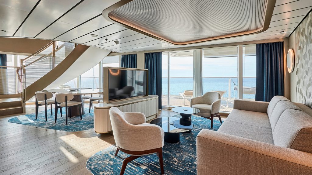 Viel Platz: Der Wohn- und Essbereich in der Große-Freiheit-Suite. Foto: TUI Cruises