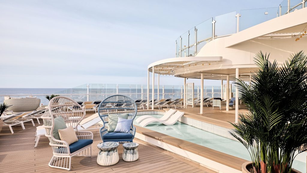 Das X-Sonnendeck auf der Mein Schiff Relax. Foto: TUI Cruises