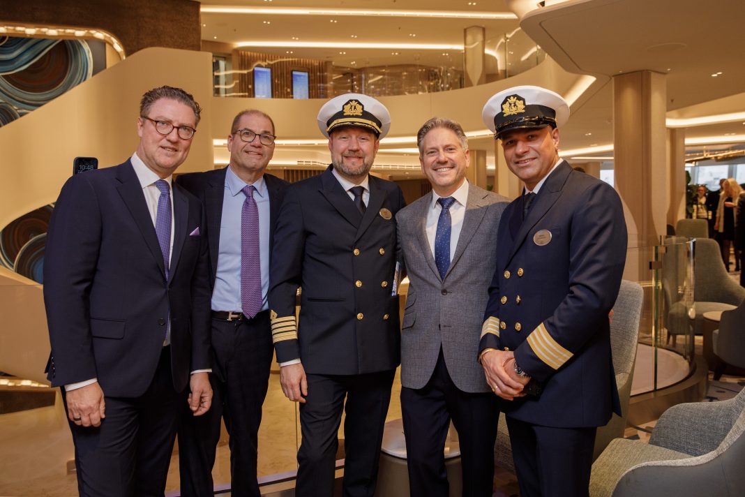 Übergabe der Norwegian Luna. Von links nach rechts: Patrik Dahlgren, Executive Vice President, Chief Vessel Operations and Newbuild Officer of Norwegian Cruise Line Holdings Ltd.; Daniel S. Farkas, Executive Vice President, General Counsel & Secretary of Norwegian Cruise Line Holdings Ltd.; Robert Lundberg, Norwegian Luna’s Captain; Marc Kazlauskas, President of Norwegian Cruise Line; and Deepak Punia, Norwegian Luna’s General Manager, Foto: @ Rocket Aerial LLC / NCL