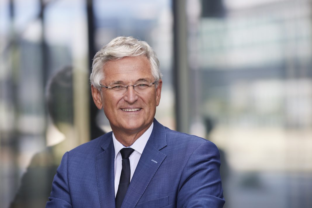 Peter Frey moderiert den EUROPA Salon, © Laurence Chaperon / Hapag-Lloyd Cruises