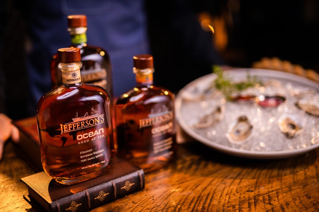 Holland America Line kooperiert mit Jefferson’s Bourbon und lässt erstmals auf allen elf Schiffen Bourbon auf See reifen. Die limitierten Abfüllungen sollen 2027 exklusiv an Bord erhältlich sein. Foto: Holland America Line