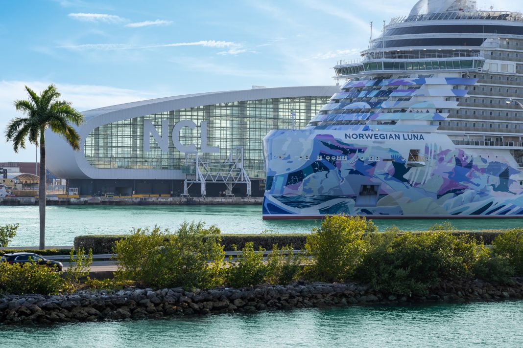 Die Norwegian Luna in ihrem Basishafen Miami am reedereieigenen Terminal. Hier wurde das neueste Schiff der Prima-Plus-Klasse am Wochenende getauft. Foto: Norwegian Cruise Line