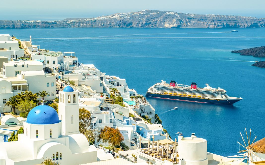 Disney Dream vor Santorin. © 2026 Disney. Alle Rechte vorbehalten. Schiffsregister: The Bahamas.