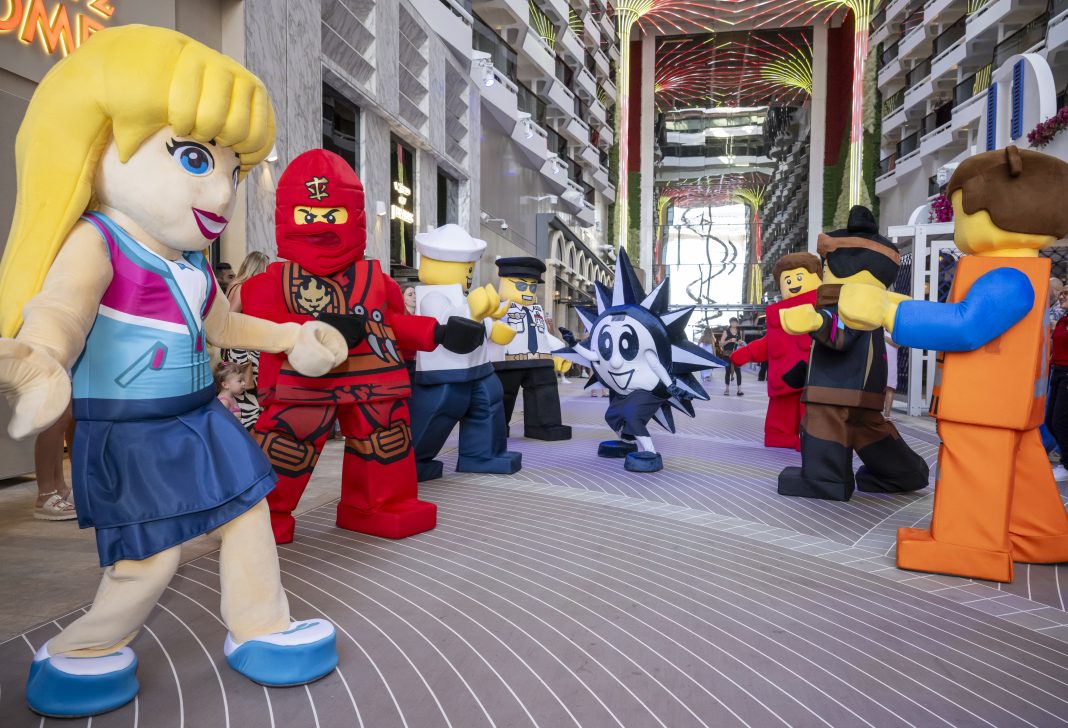LEGO Parade auf der MSC World America; Foto: © Anthony Delvin, GETTY IMAGES für MSC CRUISES