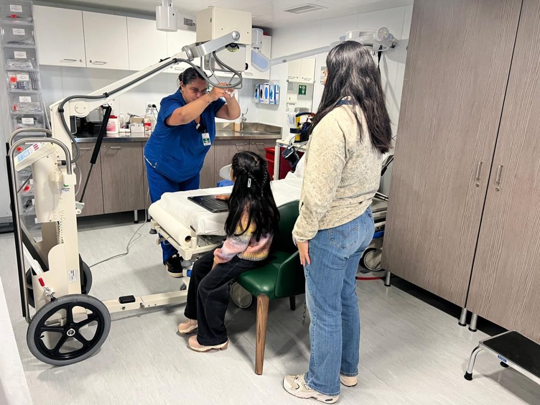 Seabourn Pursuit mit Einwohnern der Robinson Crusoe Insel, Foto: © Seabourn