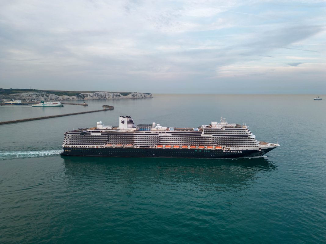 Nieuw Statendam bei der Abfahrt aus Dover, Foto: © Holland America Line
