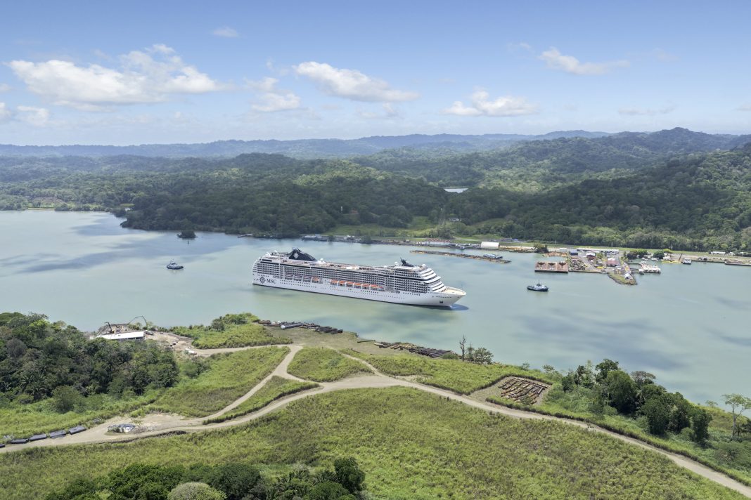 Die MSC Poesia durchquert den Panamakanal. Foto: MSC Cruises