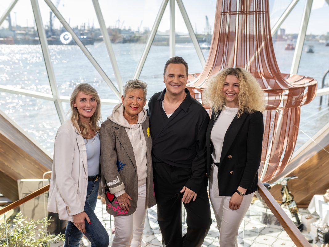 Erstmals in der Geschichte von TUI Cruises teilen sich mit Annabelle (35 Jahre), Karin (67 Jahre) und Julia (20 Jahre) drei Frauen die Patenschaft für eine Schiffstaufe. In der Mitte: Designer Guido Maria Kretschmer, der die Taufkleider auswählen wird. Foto: © Nils Hendrik Mueller / TUI Cruises