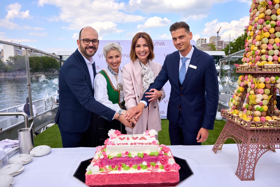 v.l.n.r: Patrick Ell (Vice President Commercial & Marketing VIVA Cruises), Taufpatin Cecilie Kopperud, Andrea Kruse (CEO und Co-Founder VIVA Cruises) und Stefan De Schepper (CFO VIVA Cruises). Foto: © VIVA Cruises