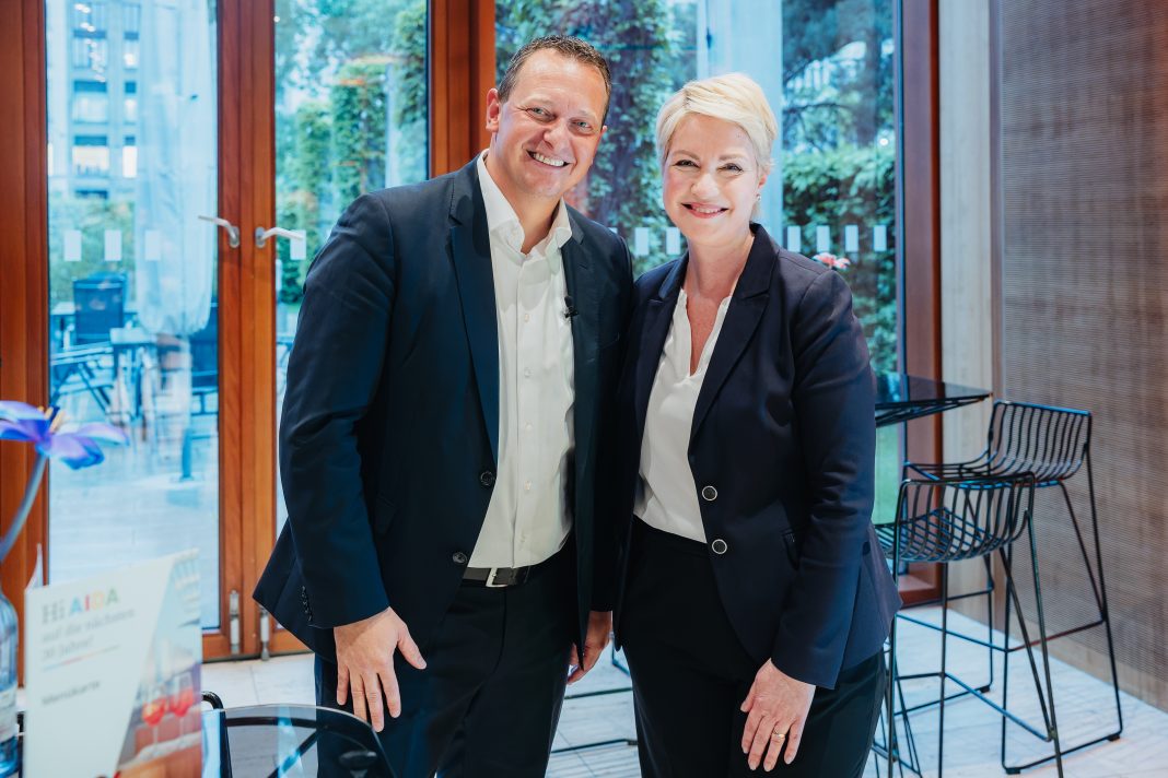 Felix Eichhorn, Präsident AIDA Cruises, und Manuela Schwesig, Ministerpräsidentin des Landes Mecklenburg-Vorpommern: „AIDA ist eine Erfolgsgeschichte made in MV und beliebter Markenbotschafter für unser Land.“ Foto: © CHLietzmann / AIDA