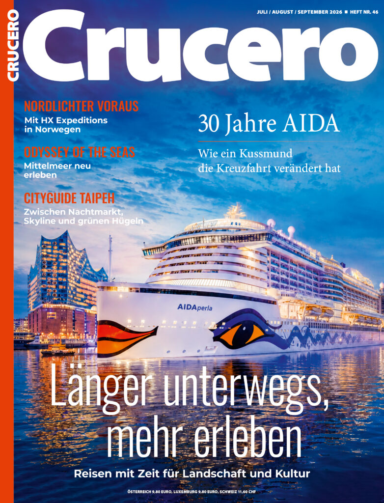 Ein Cover zeigt die AIDAperla vor Hamburg. Es steht für die heutige AIDA-Flotte, für große Schiffe, starke Präsenz in deutschen Häfen. Foto: © CRUCERO / Cursus Media Verlags GmbH