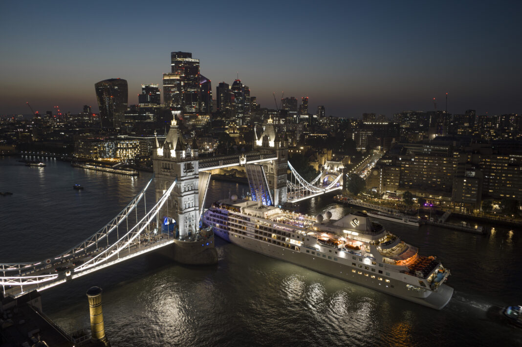 Silver Wind passiert die Tower Bridge in London. Foto: Andrea Siri/ Silversea Cruises