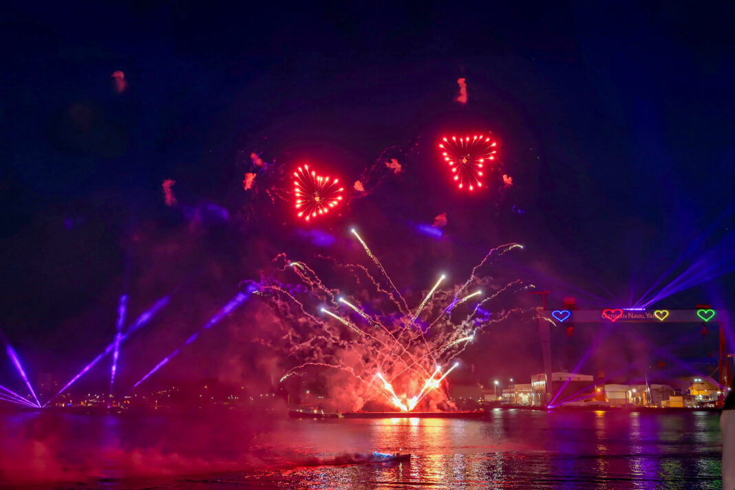 Die Drohnen- und Lasershow läuft von 23 bis 23.30 Uhr und gehört erneut zum offiziellen Programm der Kieler Woche. Geplant sind bunte Motive im AIDA Stil. Foto: AIDA Cruises / CHLietzmann