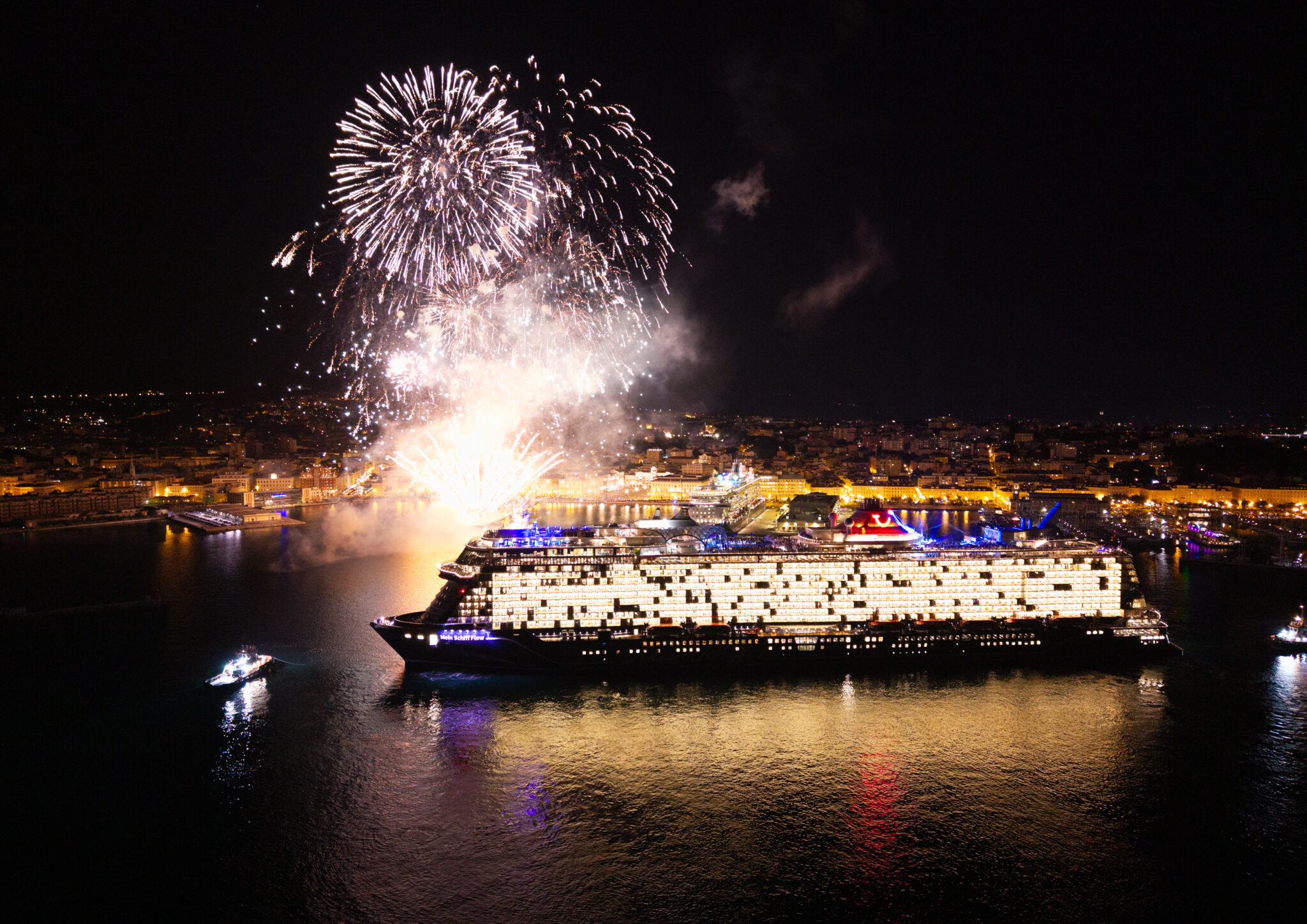 Mein-Schiff-Flow-feierlich-vor-Triest-getauft