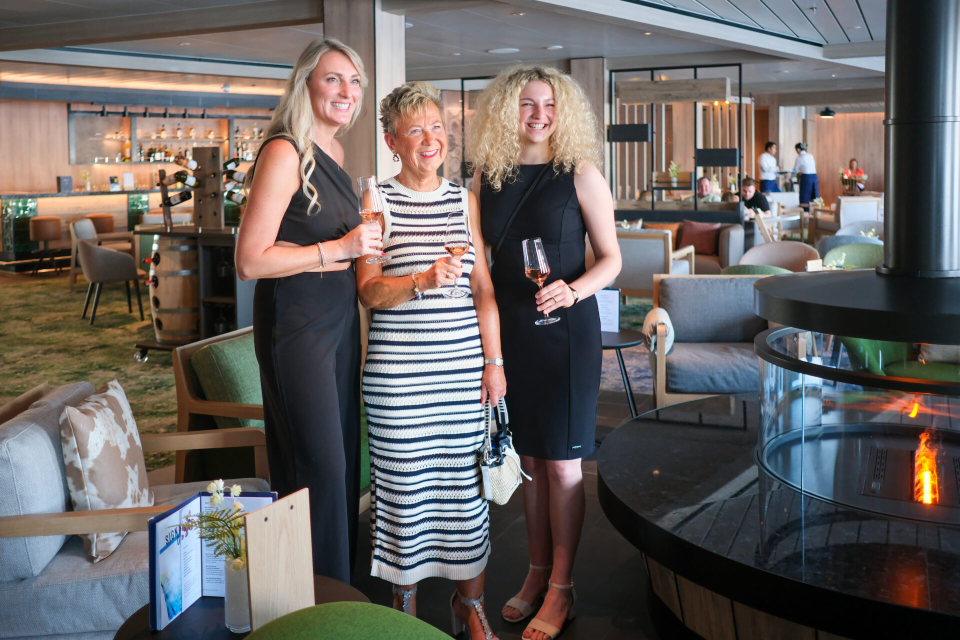 Annabelle, Karin und Julia sind die drei Taufpatinnen der Mein Schiff Flow