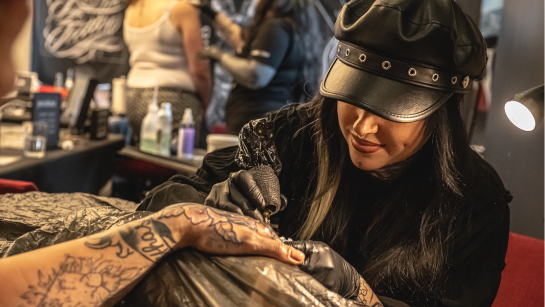 Tattoo-Künstlerin bei der Arbeit