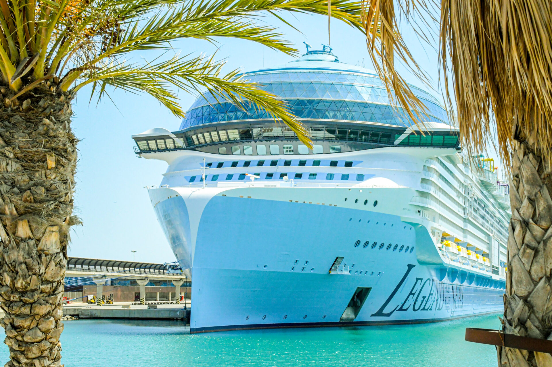 Legend of the Seas in Malaga. Die Legend of the Seas gilt als größtes Kreuzfahrtschiff der Welt. Unsere Bildergalerie zeigt Royal Railway, Central Park, Surfside, Shows, Pools, Kabinen und Suiten. Foto: © Crucero / Tobias Lange-Rüb