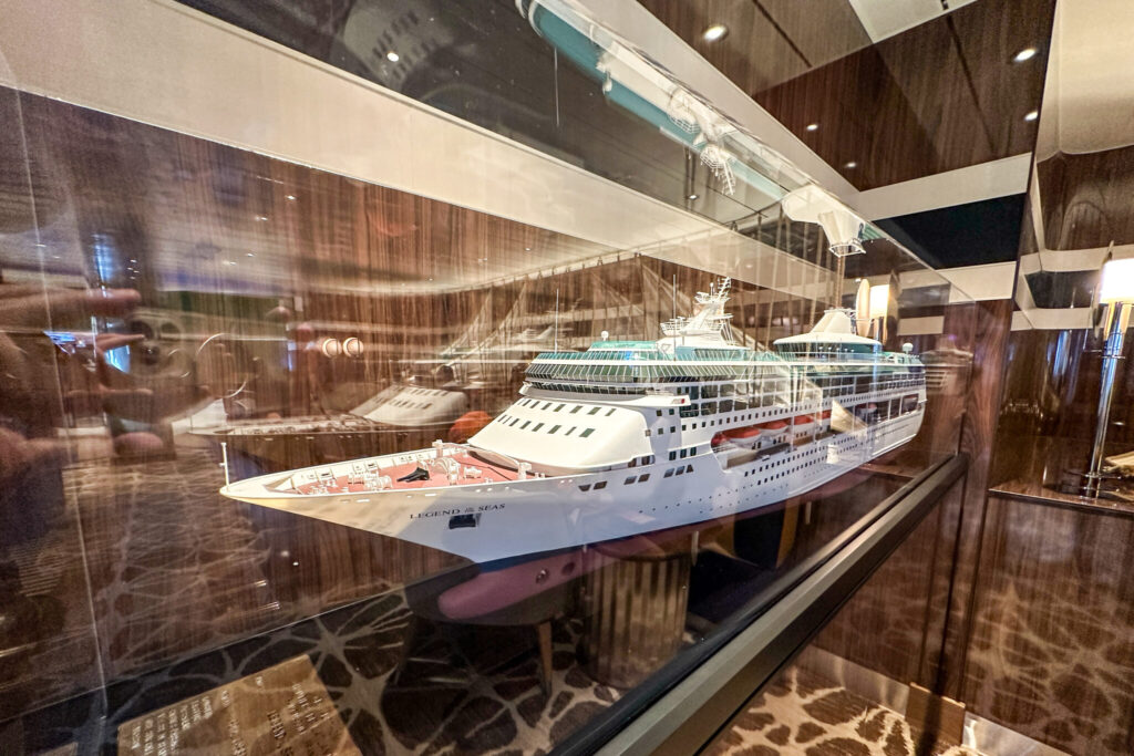 Model der alten Legend of the Seas von 1995 an Bord der neuen Icon-Class Legend of the Seas. Foto: CRUCERO / Tobias Lange-Rüb
