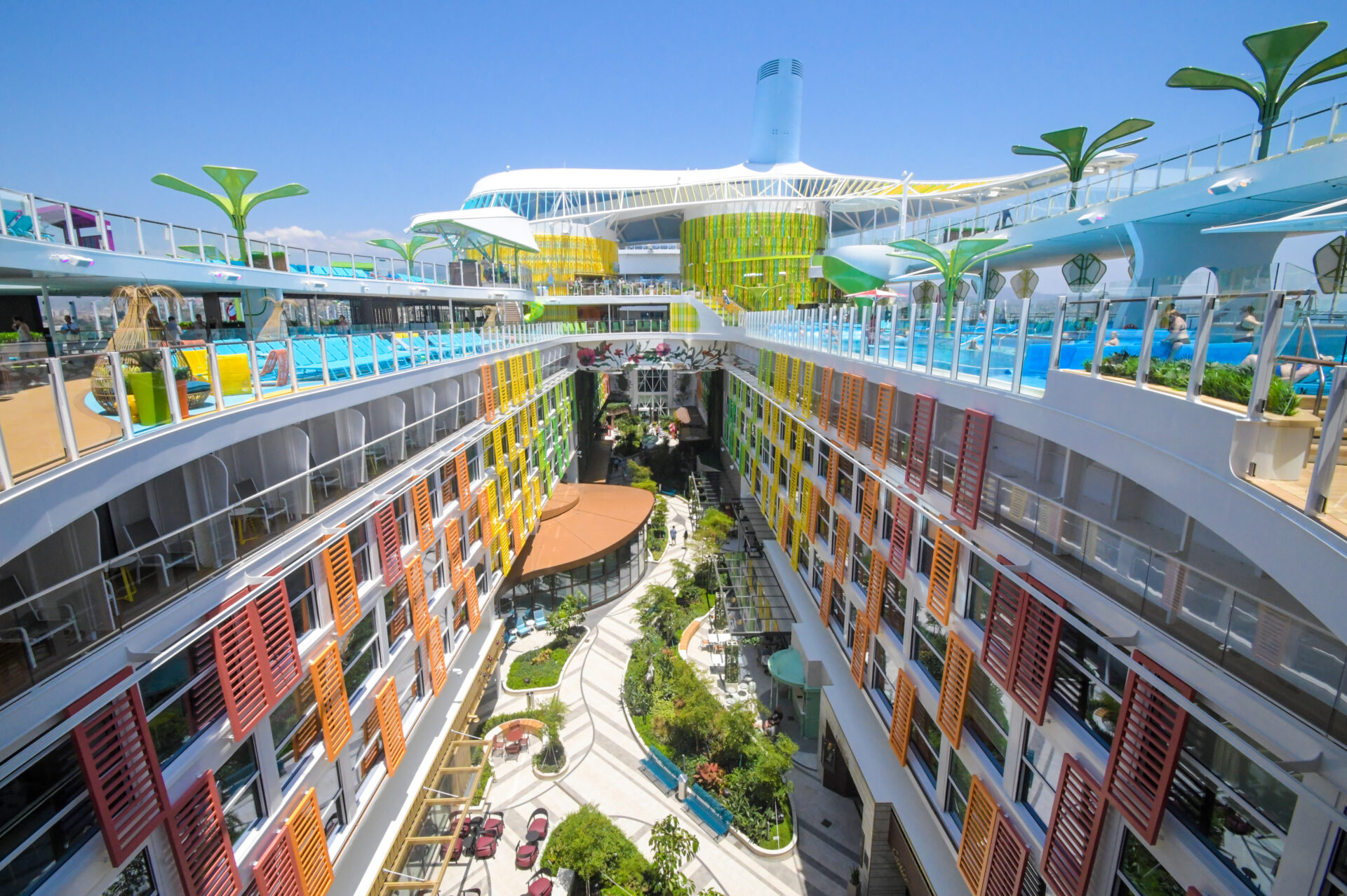 Blick auf den Central Park und das Pooldeck auf der Legen of the Seas