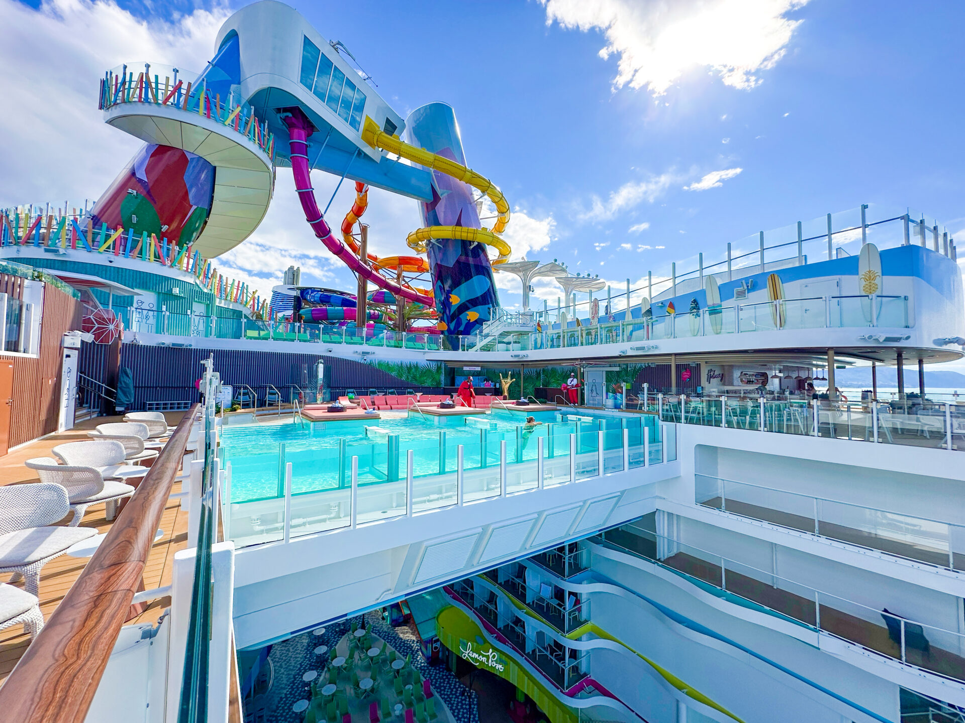 Blick auf den Hideaway Pool und Thrill Island im Hintergrund auf der Legend of the Seas