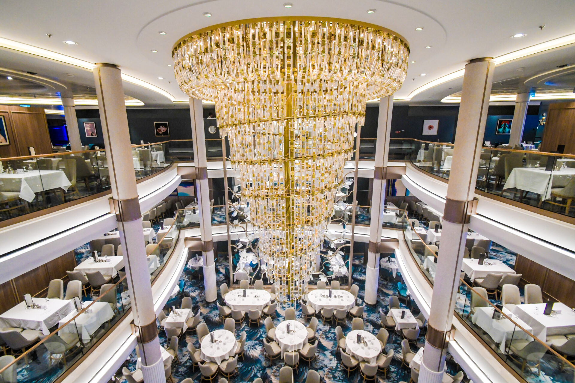 Blick in den Main Dining Room auf der Legend of the Seas