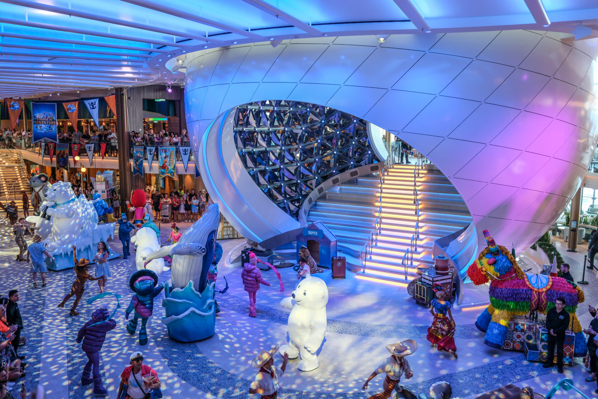 Parade auf der Royal Promenade vor the Pearl auf der Legend of the Seas