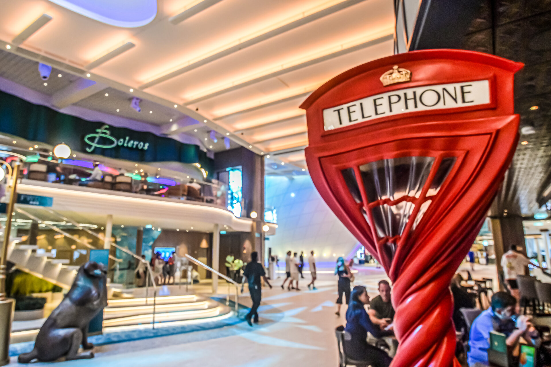 Pub auf der Royal Promenade auf der Legend of the Seas