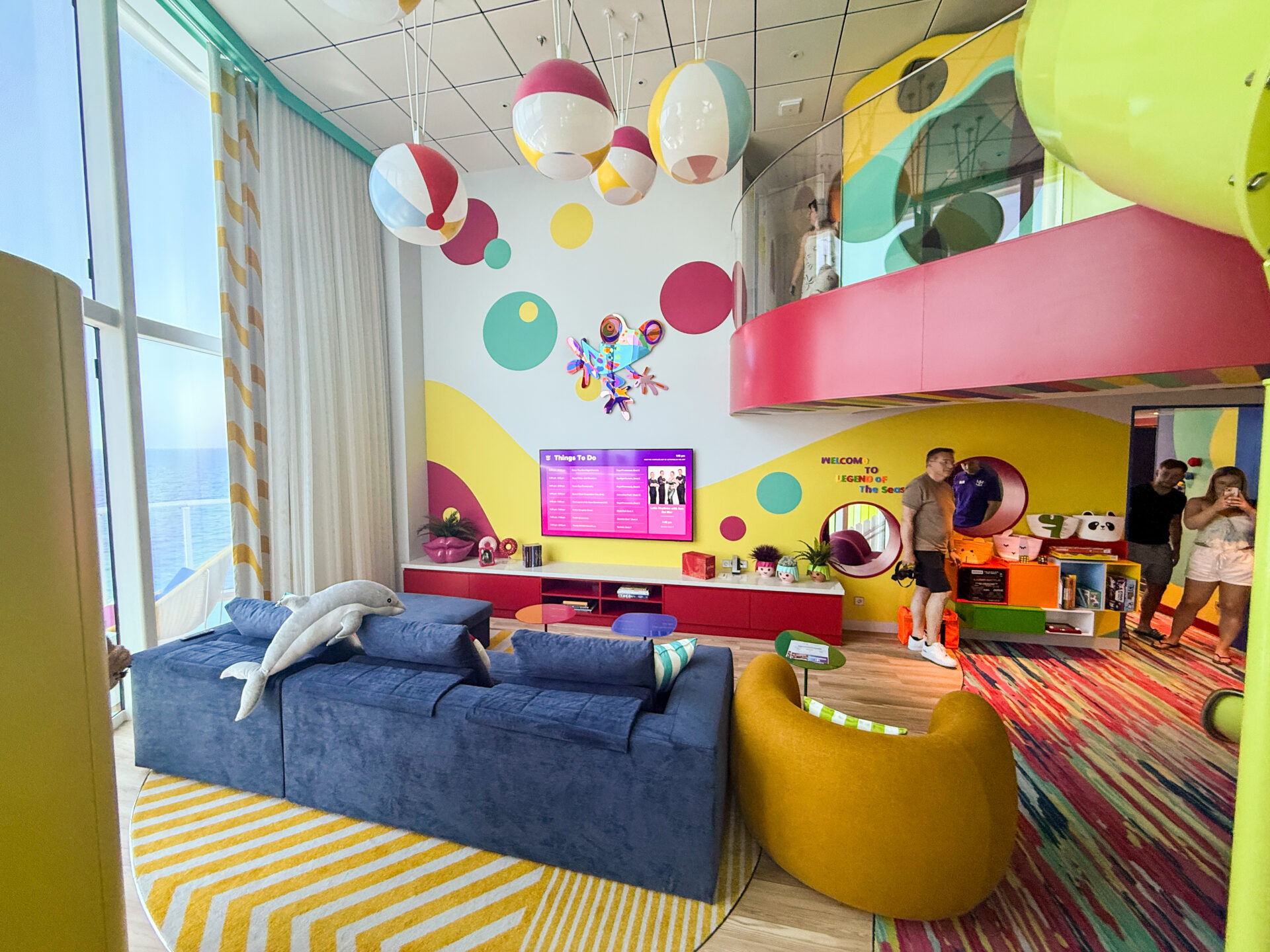 Wohnzimmer im Ultimate Family Townhouse auf der Legend of the Seas