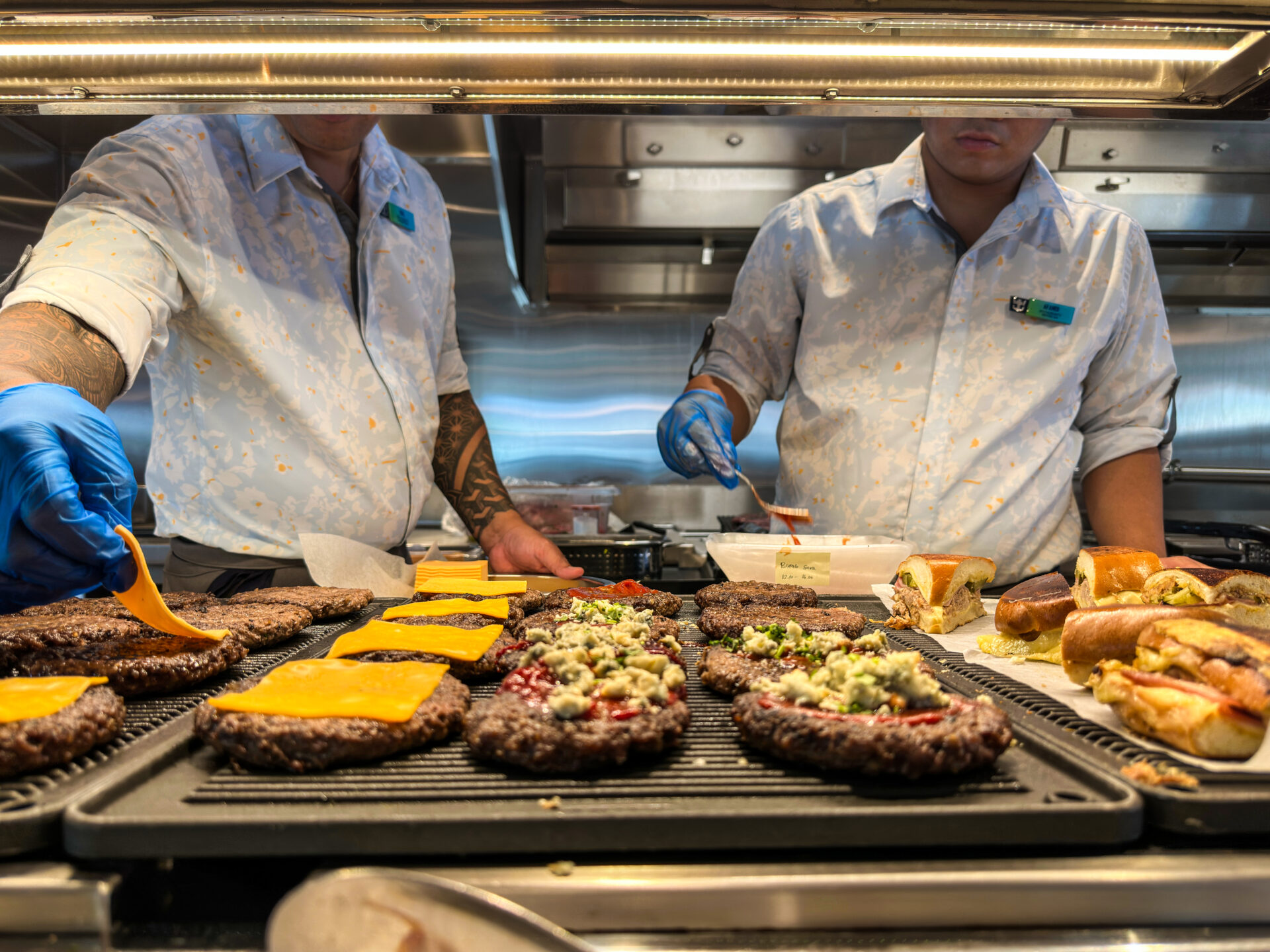 Burgen im Buffetrestaurant Windjammer Marketplace auf der Legend of the Seas