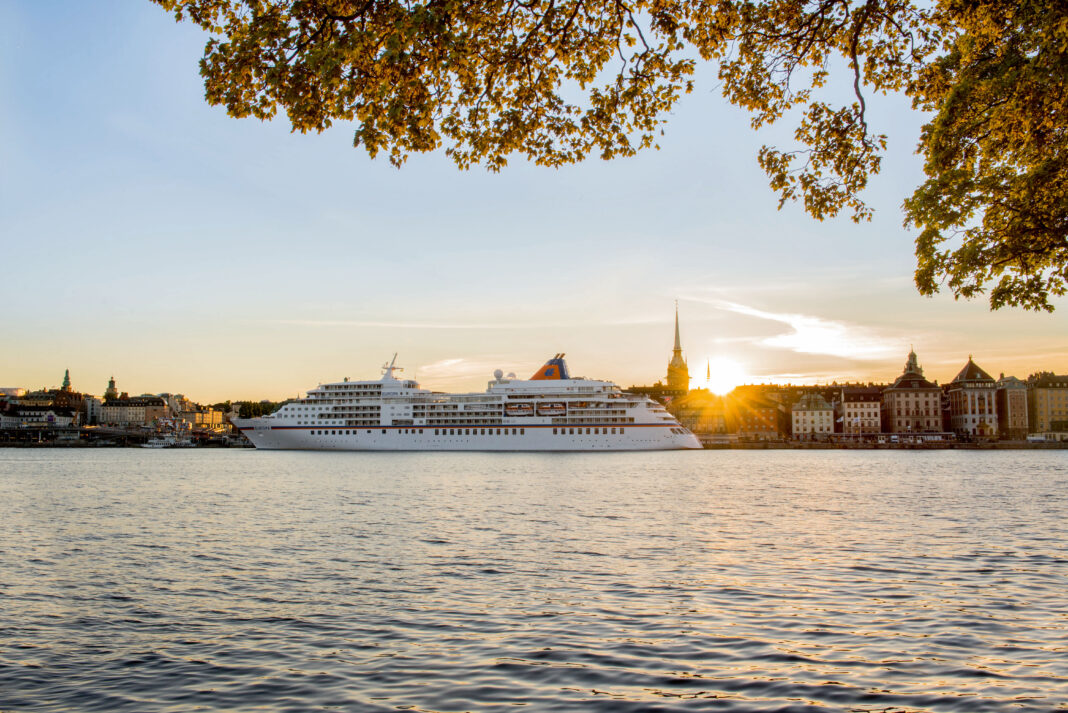 Hapag-Lloyd Cruises Europa vor Stockholm
