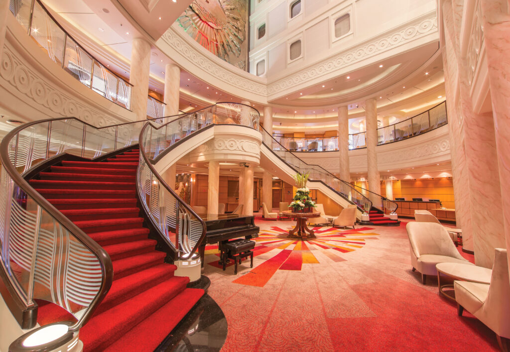 Das eindrucksvolle Atrium des Ocean Liners Queen Mary 2. Foto: Cunard