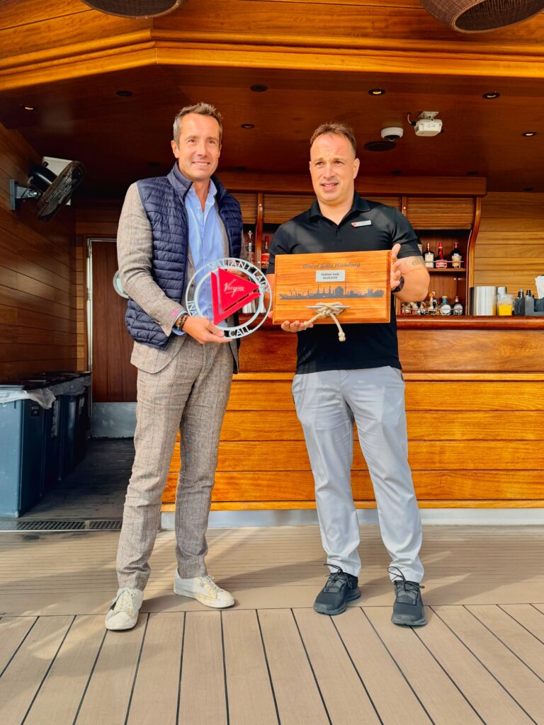 Plaque-Übergabe zum Erstanlauf: Simone Maraschi, Geschäftsführer von Cruise Gate Hamburg, und Kapitän Damir Rikanovic an Bord der Valiant Lady in Hamburg. Foto: CGH