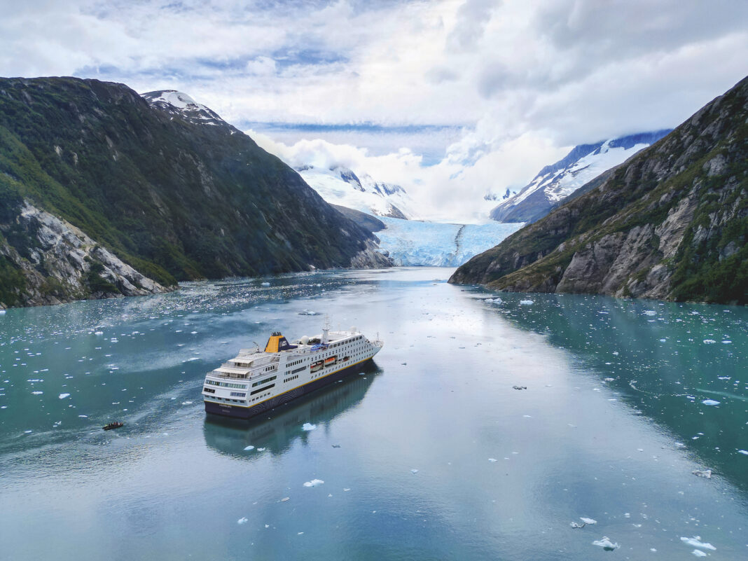 Plantours schickt die MS Hamburg im Winter 2027/28 auf eine 147-tägige Weltreise ab und bis Hamburg. Die Route verbindet Rio de Janeiro, Antarktis und Südsee mit Hawaii, Mexiko, dem Panamakanal und der Karibik. Foto: plantours & Partner GmbH