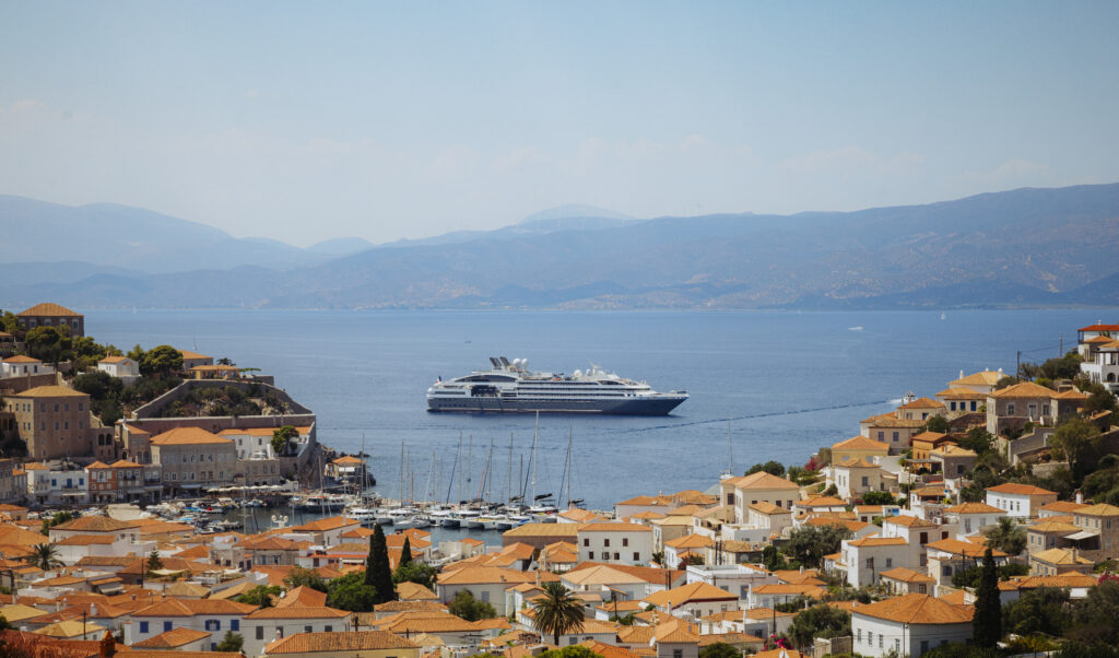 Ponant Schiff vor der Insel Hydra