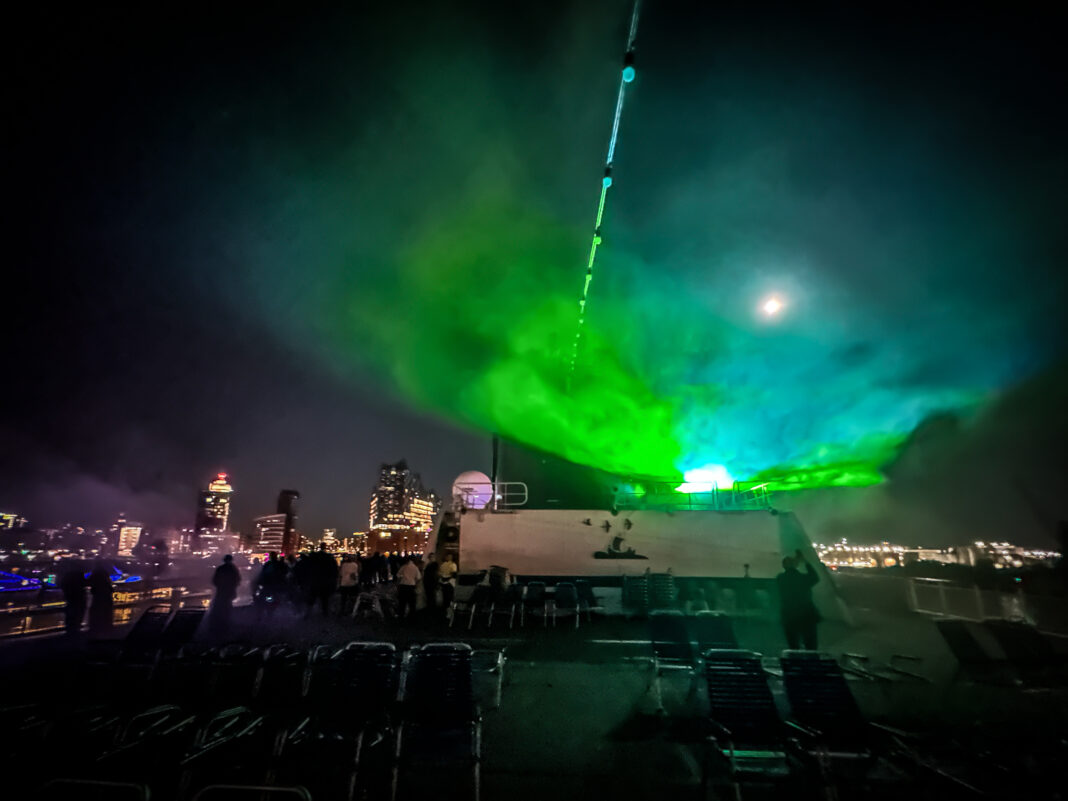 Mit Nordlicht-Show auf der Elbe feiert Hurtigruten den Start der MS Midnatsol ab Hamburg. Foto: © CRUCERO / Tobias Lange-Rüb