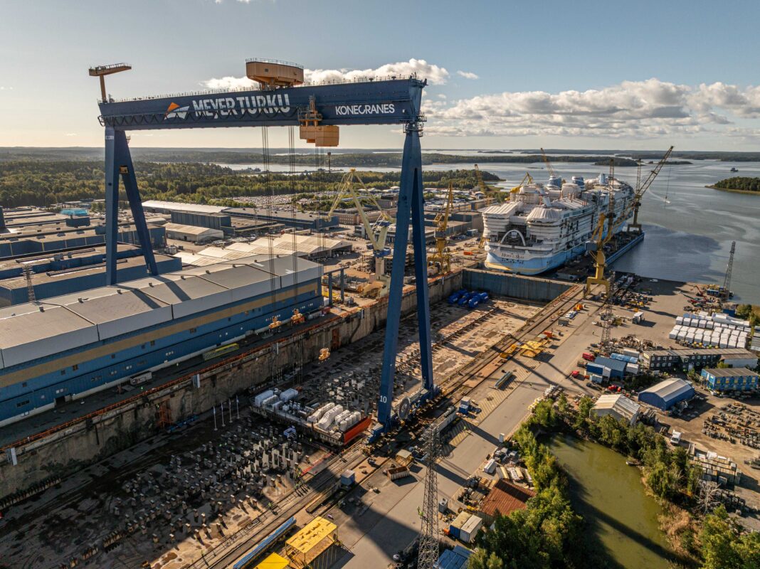 Blick auf die Werft Meyer Turku und die Hero of the Seas. Im Baudock, im Vordergrund, wurde jetzt mit dem Bau des fünften Icon-Schiffes für Royal Caribbean begonnen. Foto: Royal Caribbean