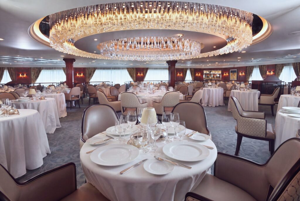 Hauptrestaurant an Bord der Ambella