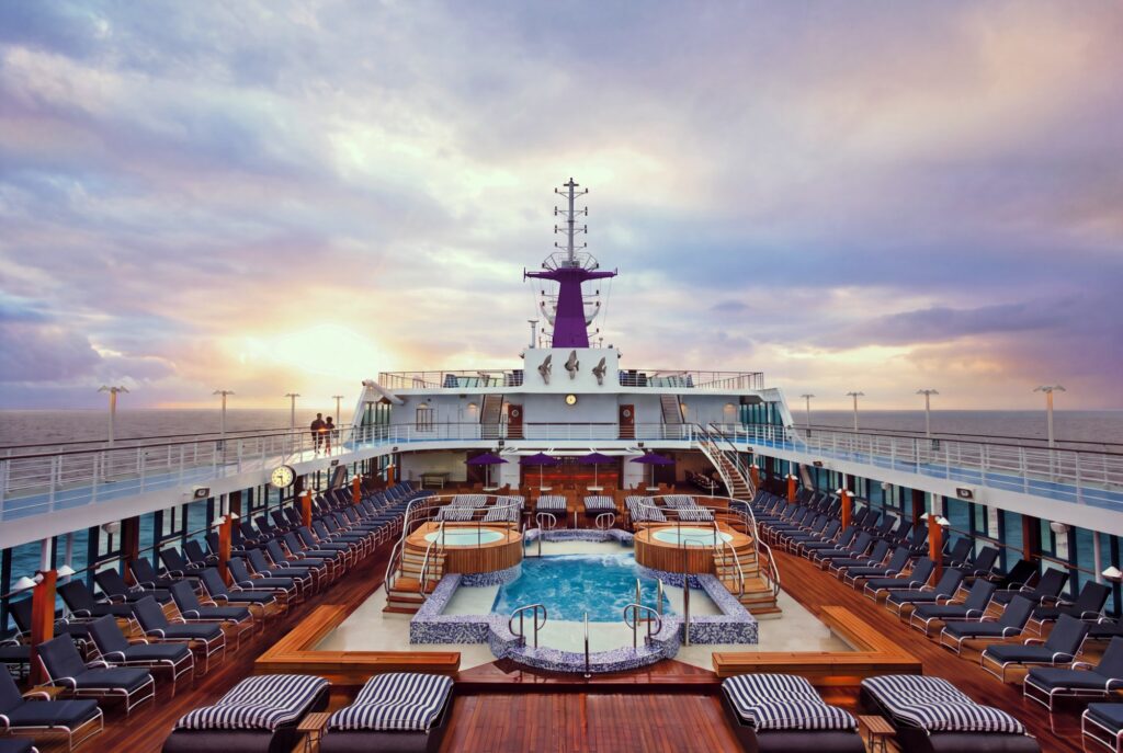 Pooldeck der Ambella von Ambassador Kreuzfahrten