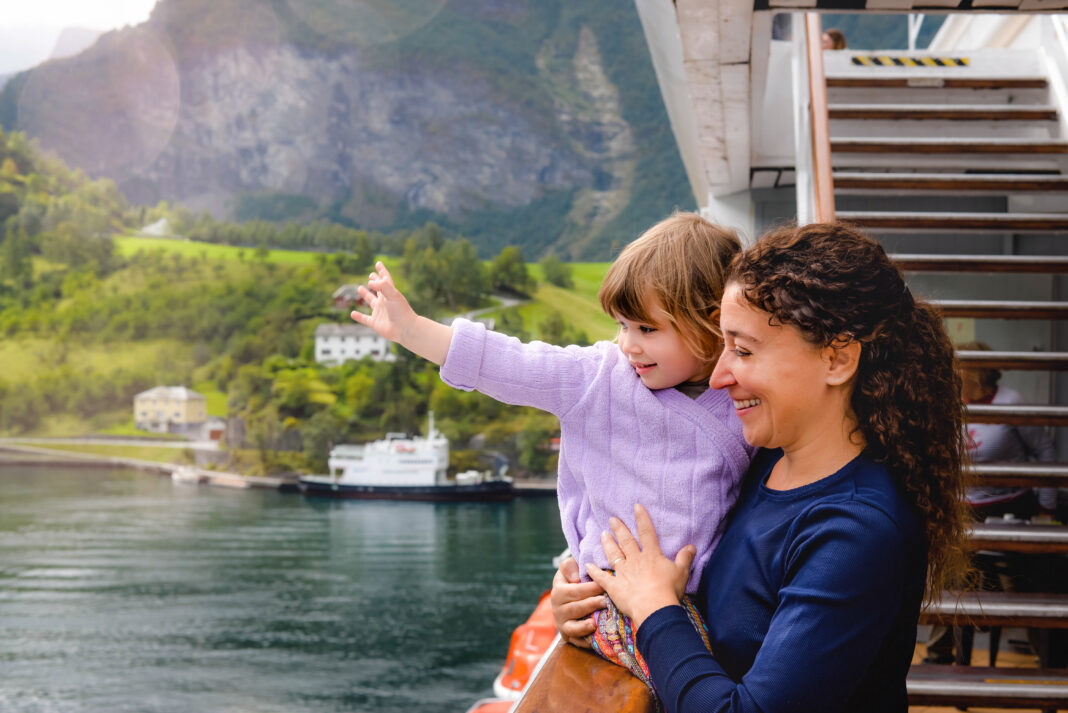 Damit eine Kreuzfahrt für Eltern und Kinder gleichermaßen entspannt verläuft, lohnt sich ein genauer Blick auf Buchung, Betreuung, Reisedokumente und Versicherungsschutz; CREDITS: © DEBOVE SOPHIE / Istock.com