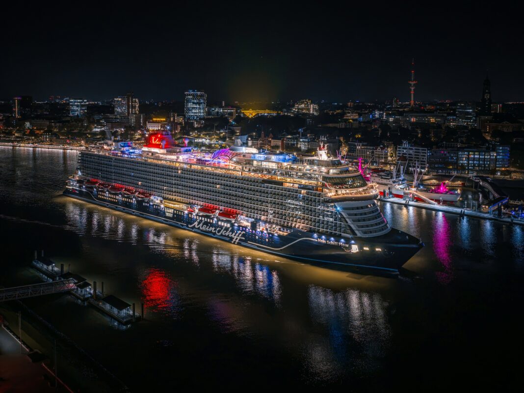 Hamburg-Premiere vor eindrucksvoller Kulisse: Die Mein Schiff Flow bei ihrem ersten Anlauf in der Hansestadt, mit der HafenCity im Hintergrund. Foto: TUI Cruises