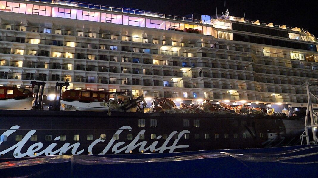 Blick auf die «Mein Schiff 3» nach der Kollision. Das Kreuzfahrtschiff «Mein Schiff 3» ist mit einem Containerschiff zusammengestoßen. Das teilte die Polizei in Bremen auf Anfrage mit. Es sei nicht bekannt, dass es Verletzte gebe. Weitere Einzelheiten waren zunächst nicht bekannt.