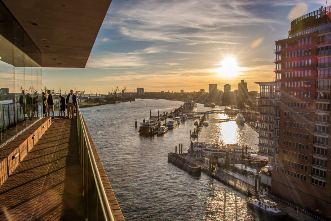 Die Elbphilharmonie-Plaza kostet seit 5. Oktober 2026 fünf Euro Eintritt. Das betrifft auch Kreuzfahrtgäste und Besucher mit Blick auf HafenCity. Foto: © Adobe Stock / magowitten
